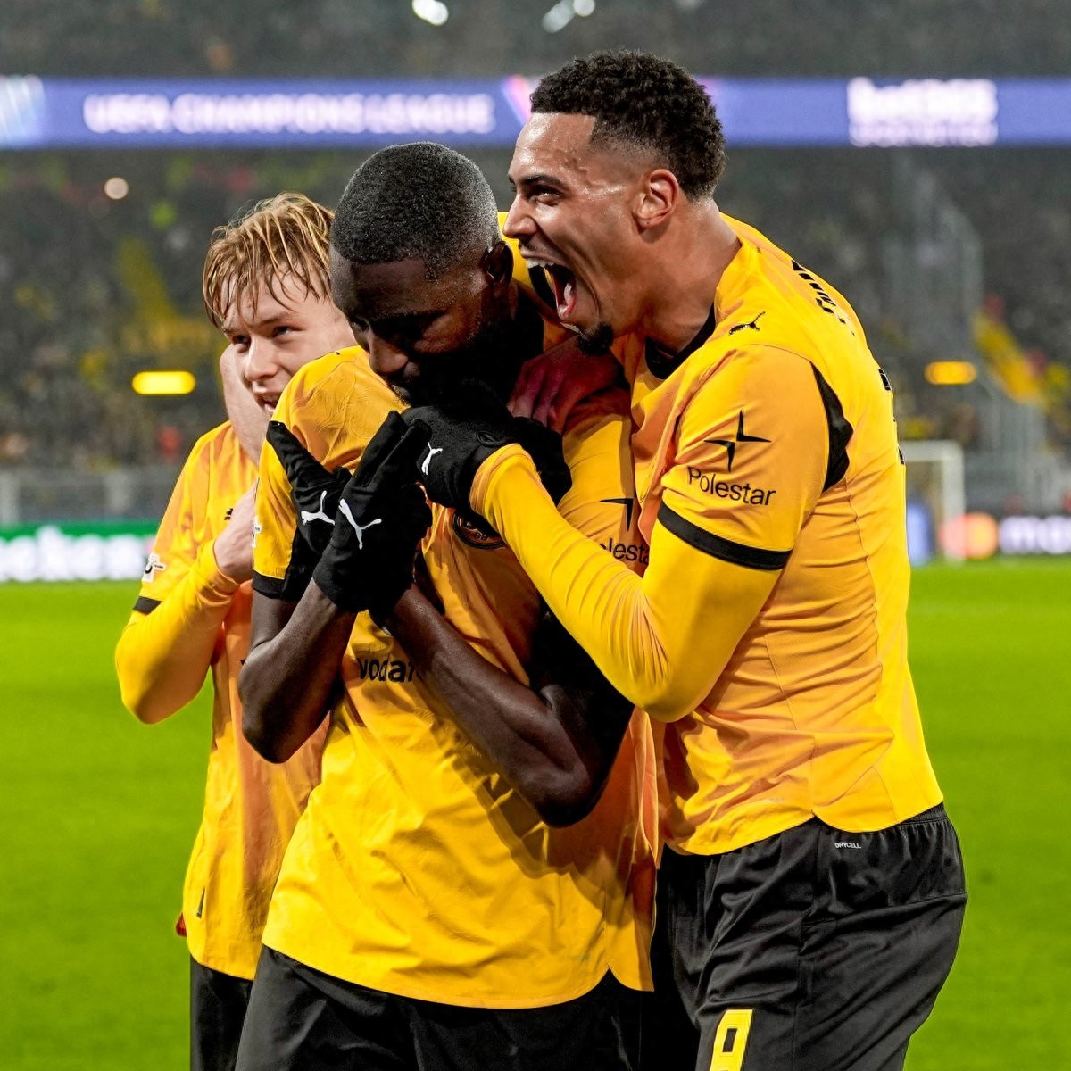 比利亚雷亚尔训练开放日,冲刺阶段队长鼓劲引欢呼,荷甲在即,赛程密集仍需轮换的简单介绍 比利亚雷亚尔训练开放日,冲刺阶段队长鼓劲引欢呼,荷甲在即,赛程密集仍需轮换的简单介绍